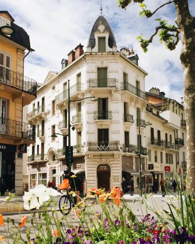 Ambiance estivale dans les rues dAix les Bains