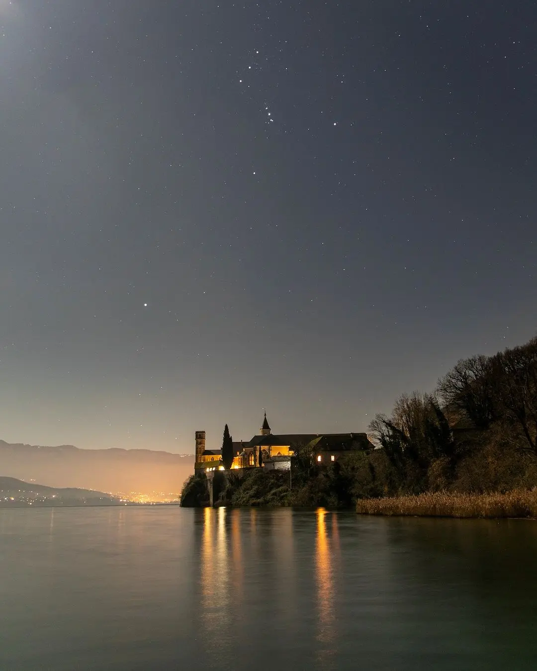 La majestueuse Abbaye dHautecombe sous le ciel etoile