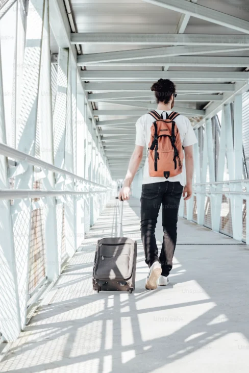 voyageur avec son sac a dos et valise